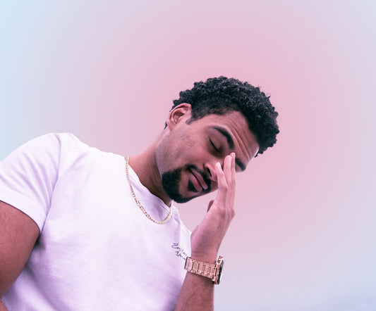 man in white crew neck t-shirt