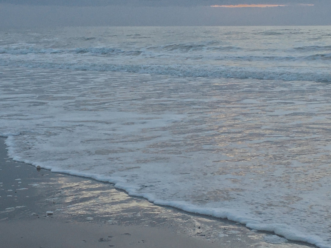sea waves crashing on shore during daytime