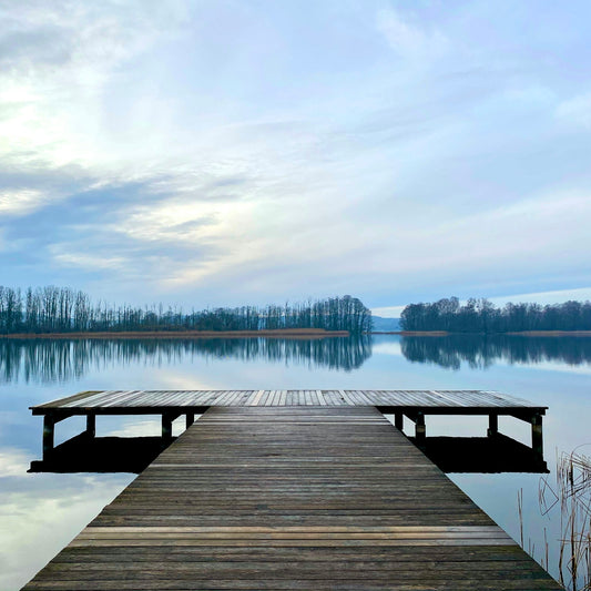 A wooden dock sitting on top of a lake